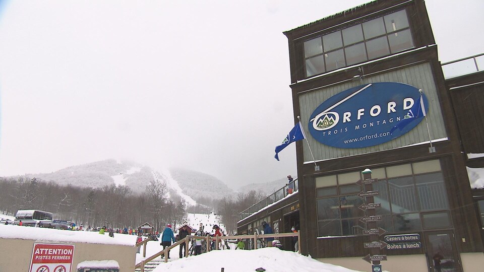 La devanture de la station de ski Mont-Orford. On aperçoit à l'arrière les pistes de ski situées sur le mont Giroux. 