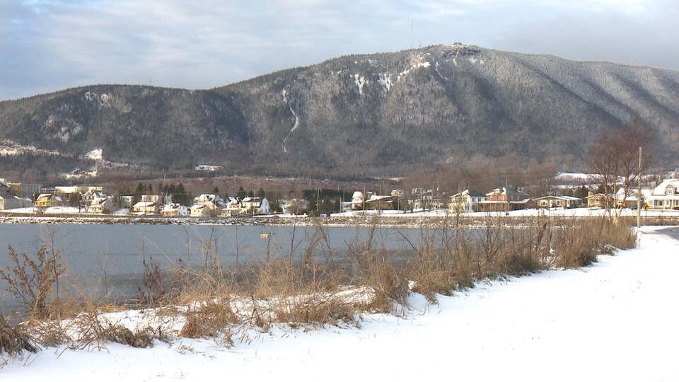 Le mont Saint-Joseph surplombe Carleton-sur-Mer