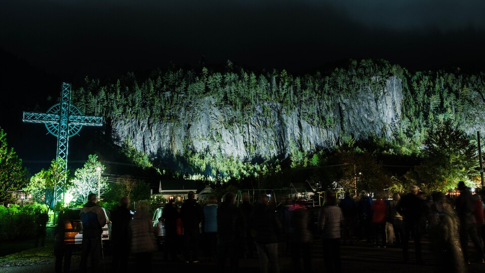 Une montagne éclairée la nuit.