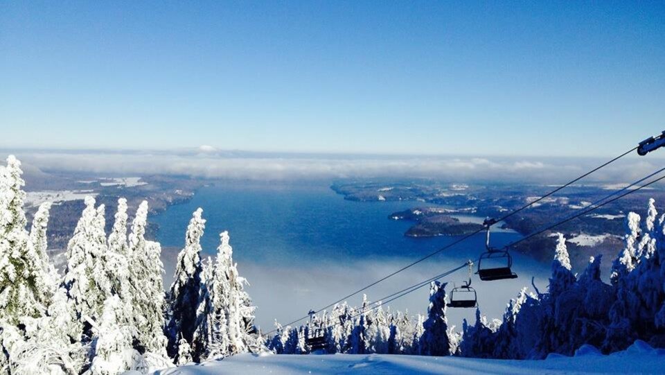 Vue du sommet de la montagne en hiver avec au loin, le lac Memphrémagog