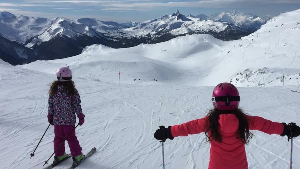 Des jeunes filles en ski