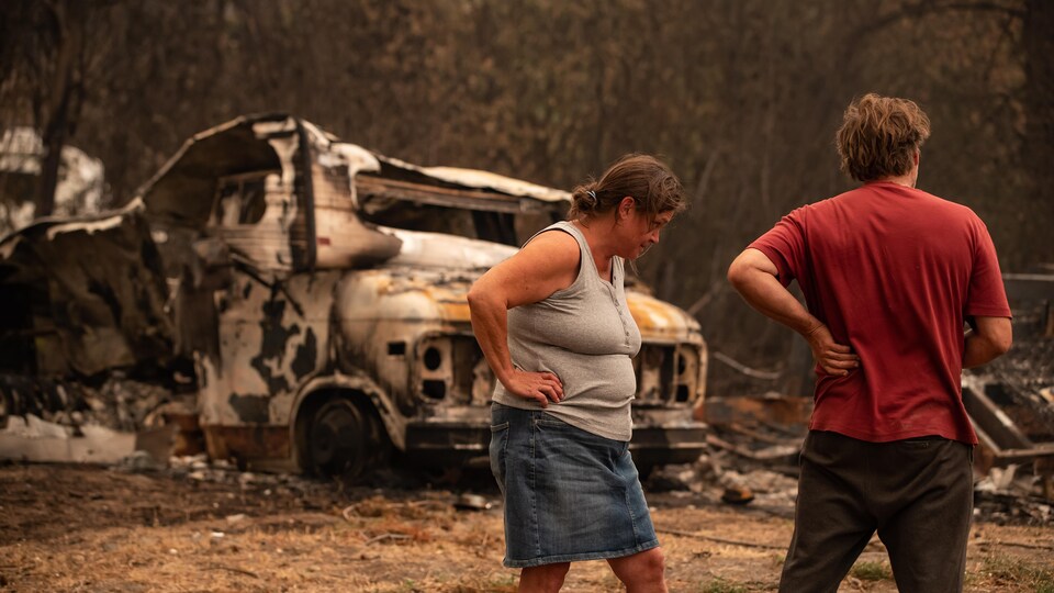 À Monte Lake, des habitants constatent les dégâts du feu ...