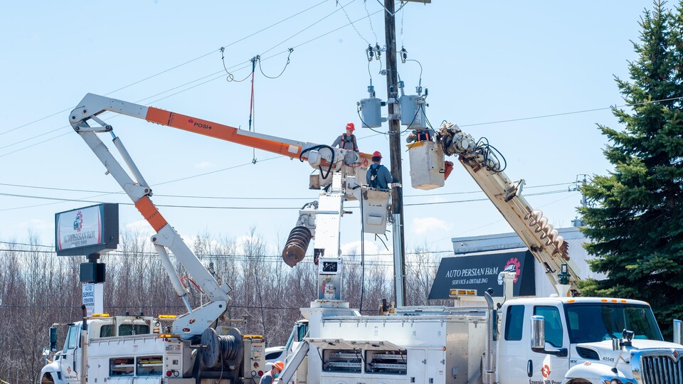Une équipe dans une camion d'Énergie NB.