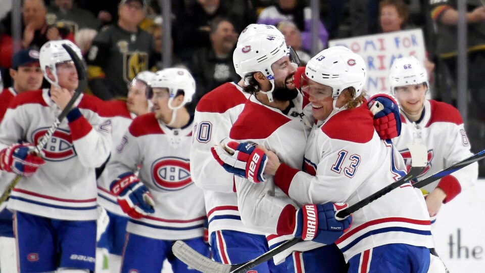 Les joueurs s'enlacent.