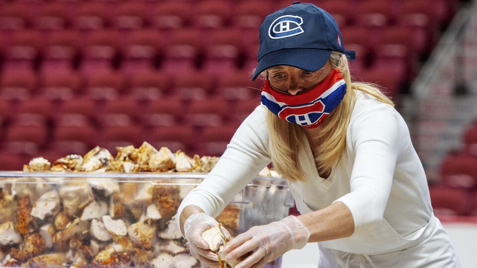 Une bénévole prépare des repas au Centre Bell.