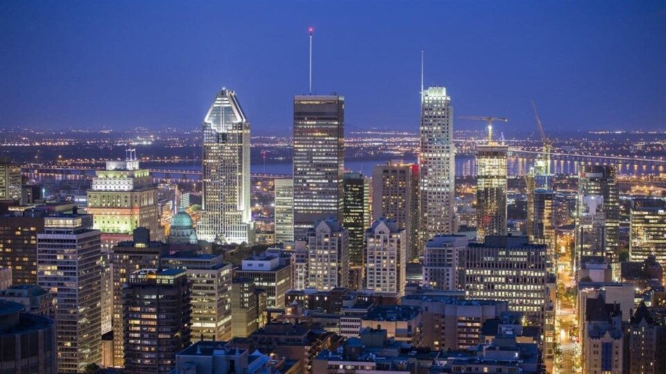 Vue d'ensemble du centre-ville de Montréal, à la tombée de la nuit.