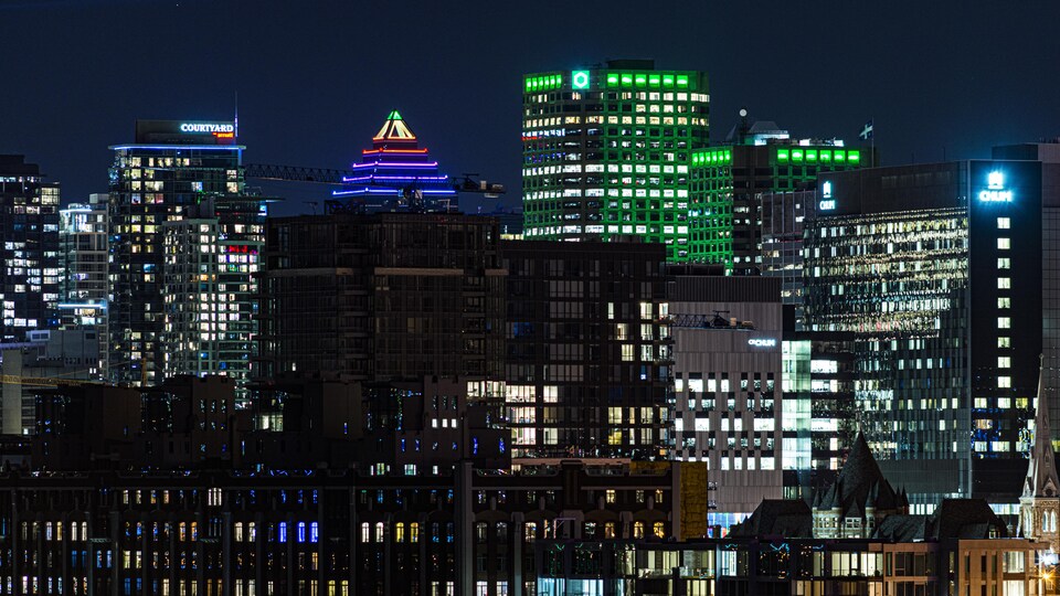Le centre-ville de Montréal, de nuit.