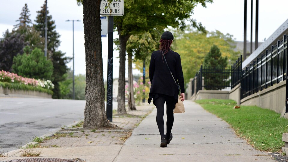 Une dame marche à Montréal.