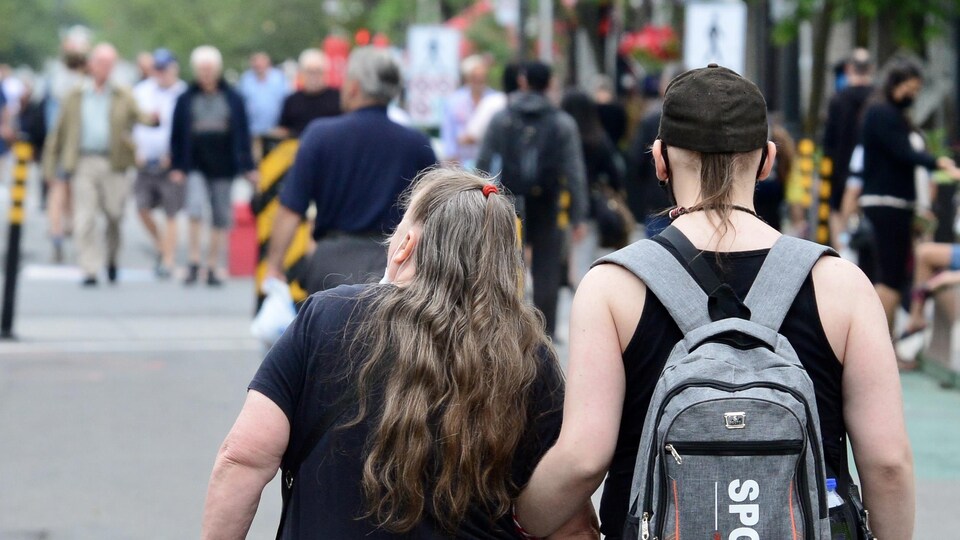 Un homme et une femme marchent dans la rue.