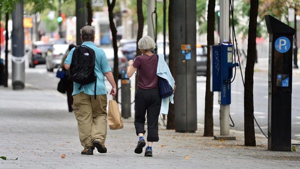 Un homme et une femme marchent à Montréal.