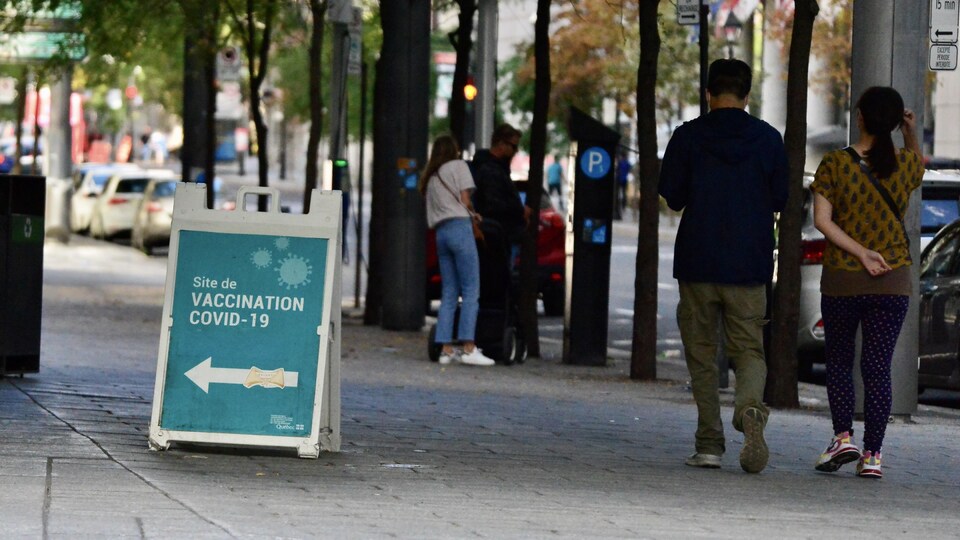 Des passants à Montréal.