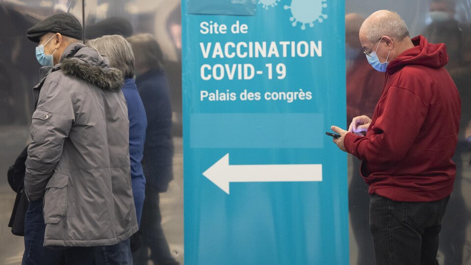 Une file d’attente devant un centre de vaccination.