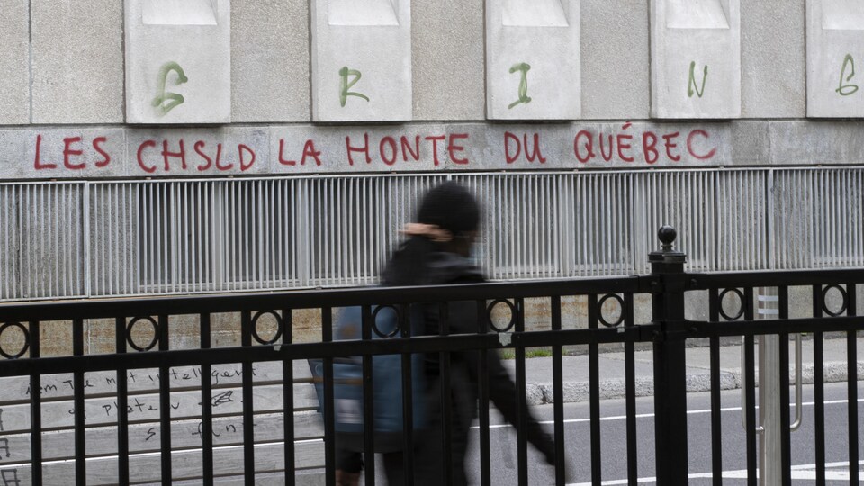 Graffiti sur un immeuble sur lequel il est écrit : les CHSLD la honte du Québec.