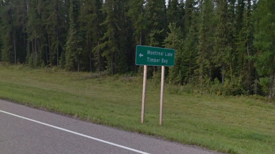 Un panneau sur le bord d'une route indiquant de tourner à gauche pour se rendre à Montreal Lake et Timber Bay.