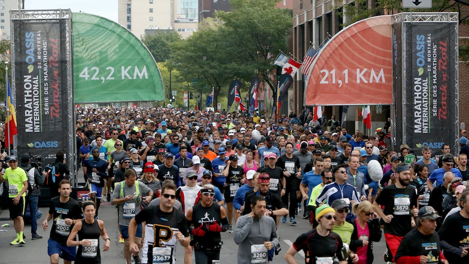 Des coureurs s'élancent dans les rues de Montréal.