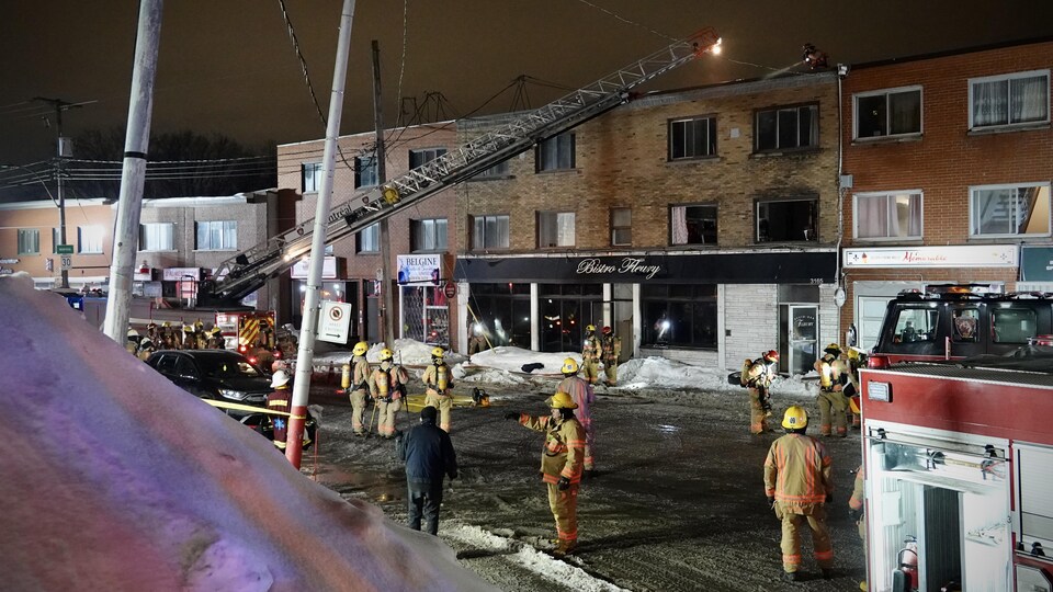 Des pompiers sur les lieux de l'incendie
