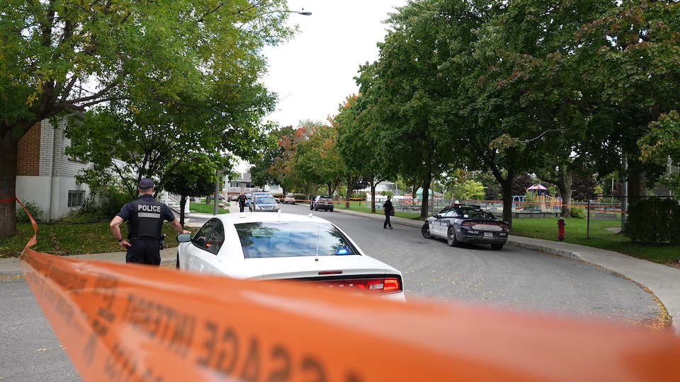 Des véhicules et des agents du SPVM.