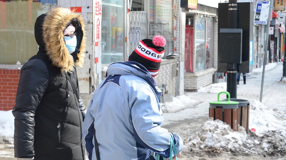 Deux personnes portant des masques de protection à Montréal.