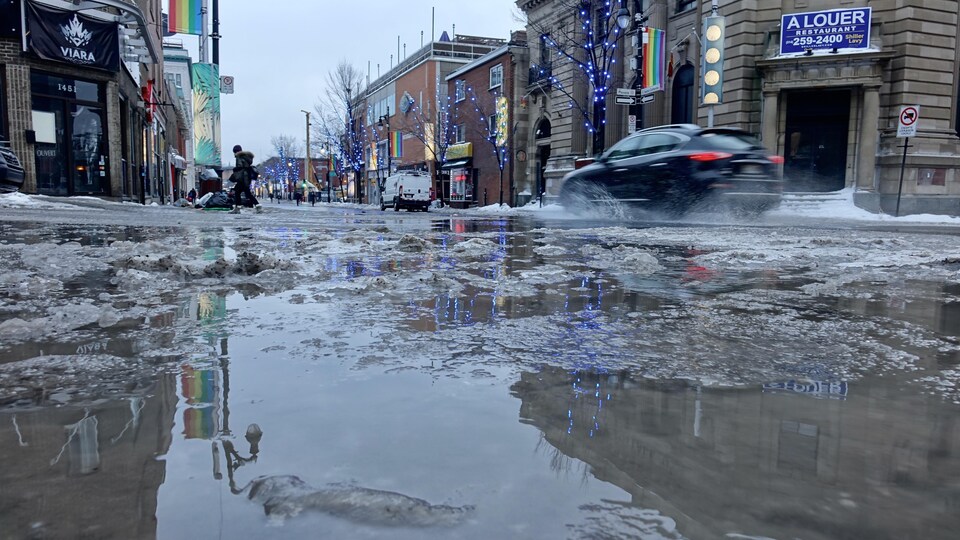 La chaussée de la rue Sainte-Catherine est recouverte d'eau et de glace.