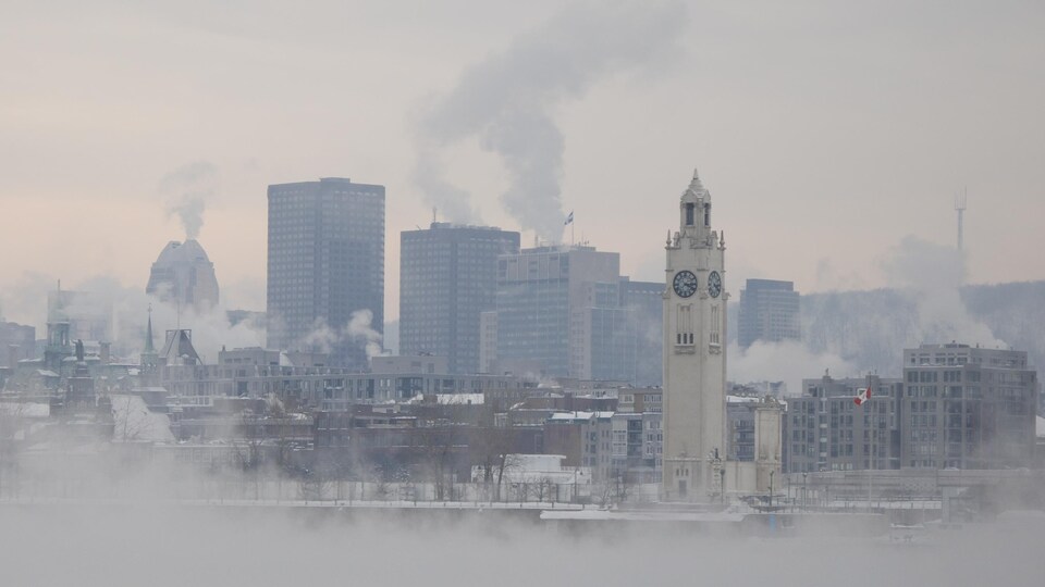 Plan panoramique de Montréal, baignée de smog.