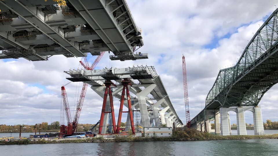 Le nouveau pont Samuel-De Champlain à côté de l'ancien.