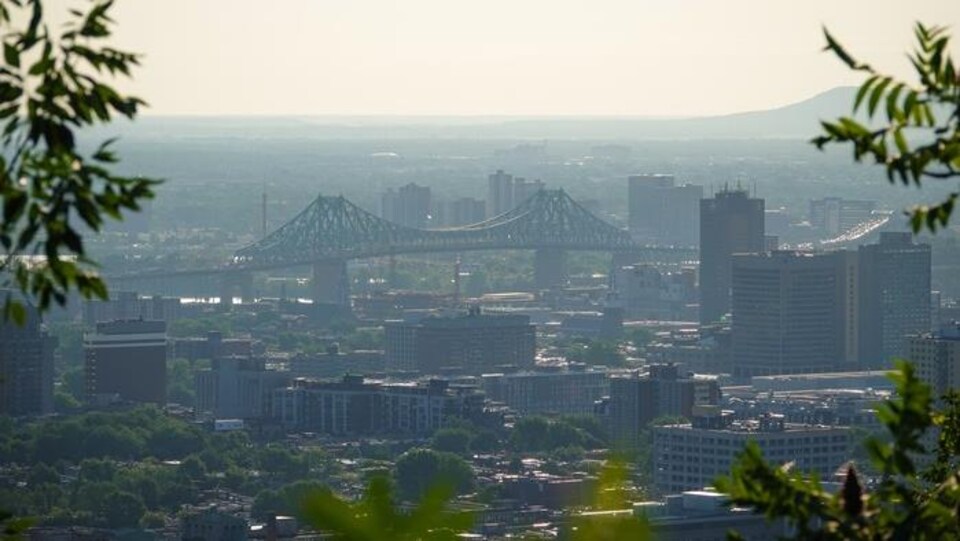 Vue de loin du pont Jacques-Cartier dans la chaleur de l'été