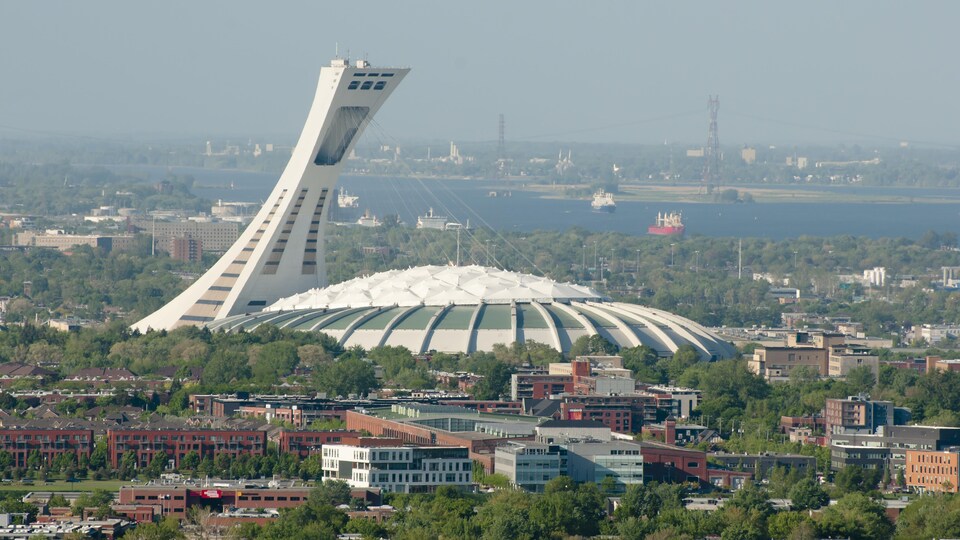 La tour du stade vue de loin par une journée d'été.