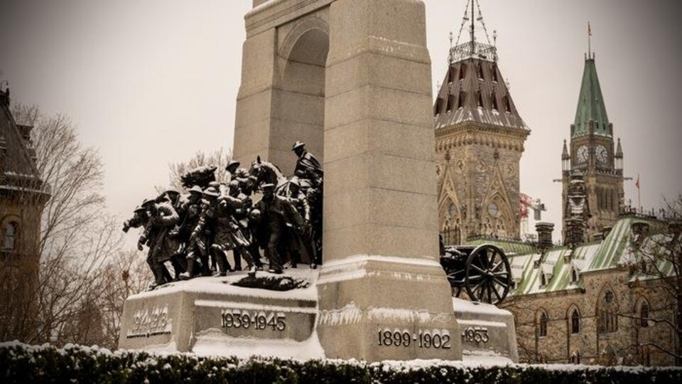 Le Monument commémoratif de guerre du Canada en hiver.