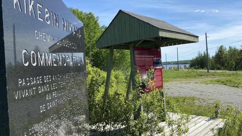 Un monument et une affiche en commémoration des pensionnats autochtones.