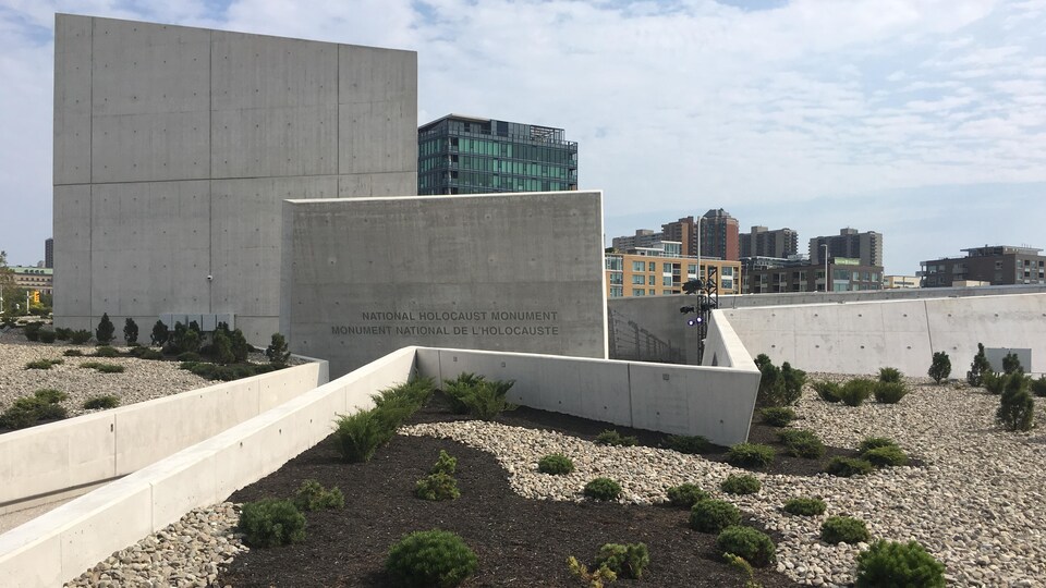 Un monument en béton gris à l'extérieur