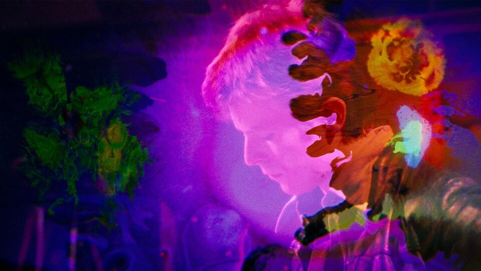Une photo de David Bowie modifiée, aux couleurs vives et au style psychédélique.