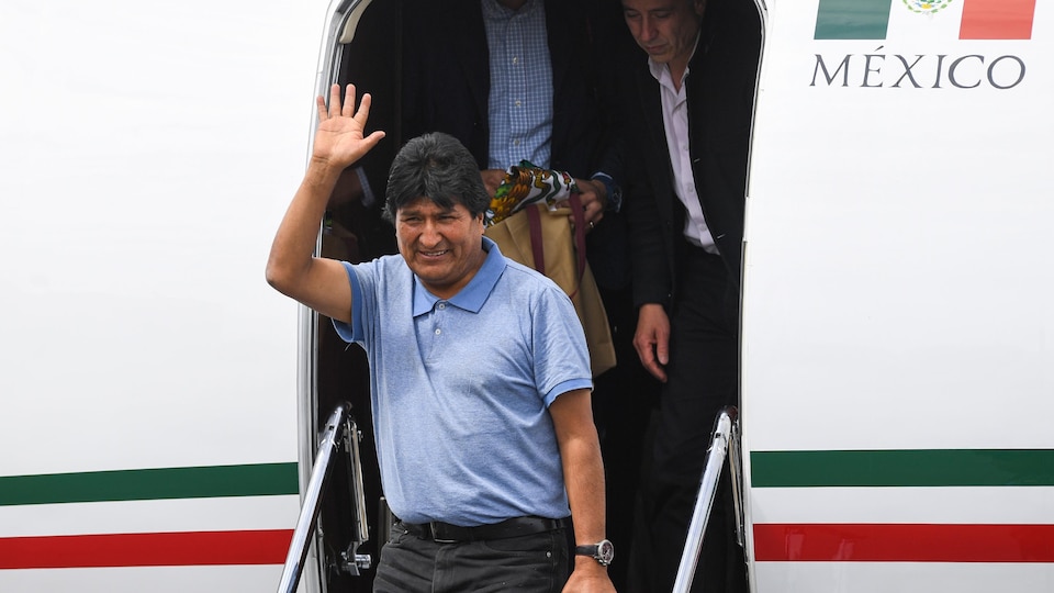 Evo Morales salue la foule.