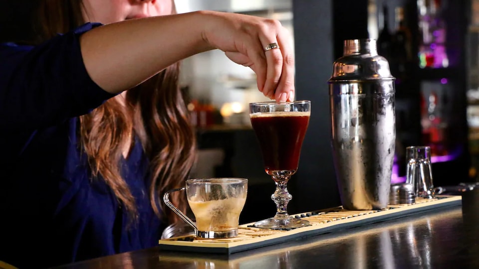 Morgan Choquer, copropriétaire du bar The Cure Kitchen à Regina, prépare une boisson alcoolisée.