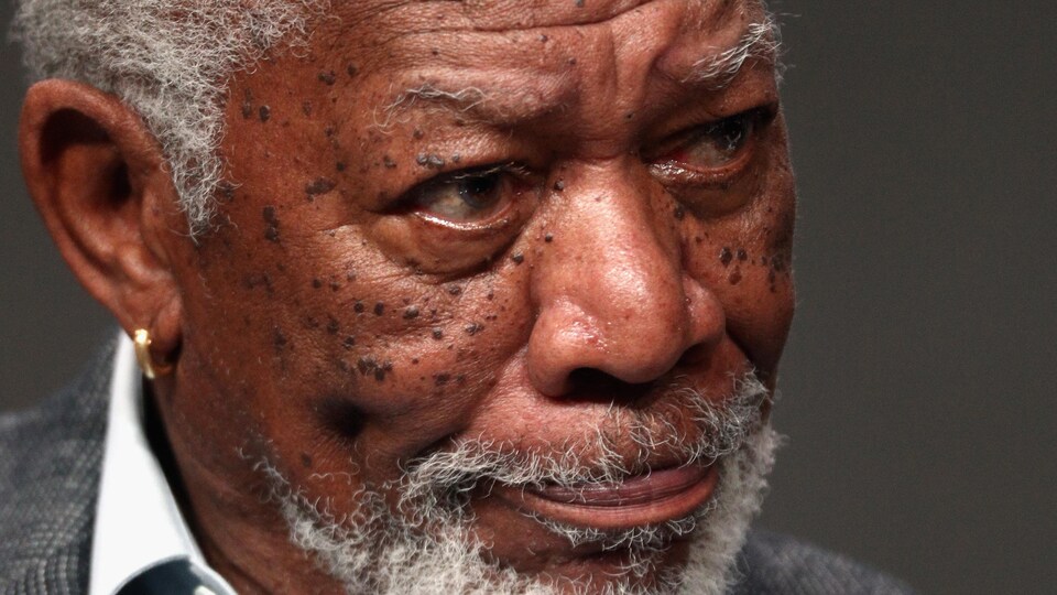 Gros plan sur le visage de l'acteur américain Morgan Freeman.