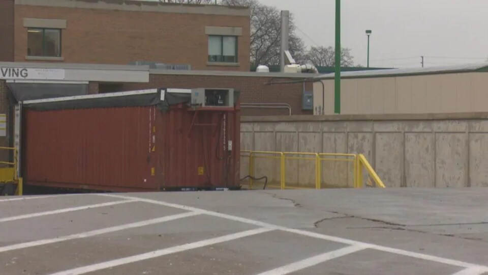 Un conteneur entreposé à l'extérieur de l'hôpital régional de Windsor.