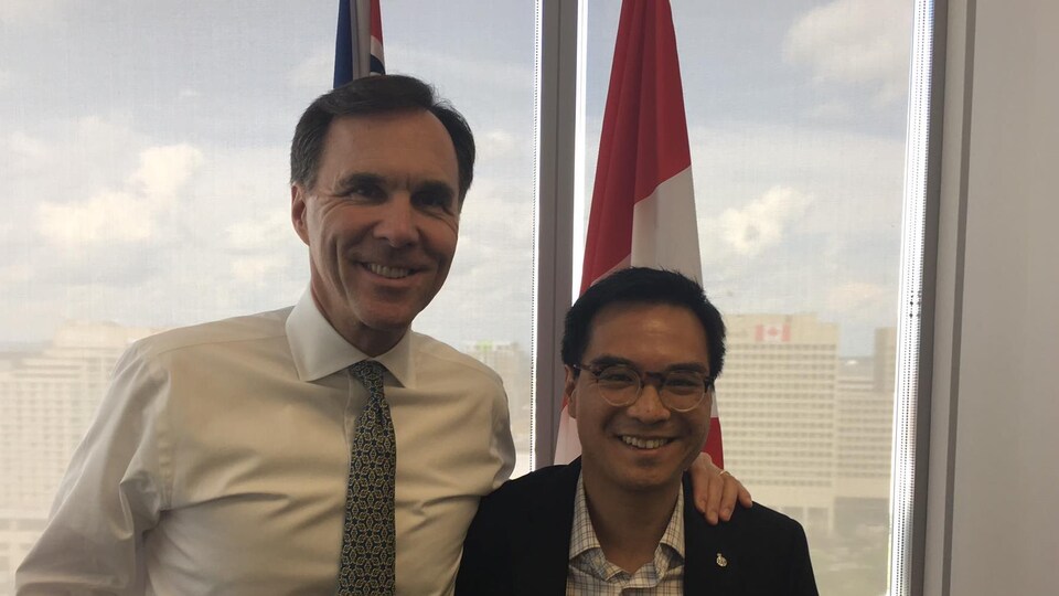 Le ministre des Finances Bill Morneau pose avec Kevin Chan.