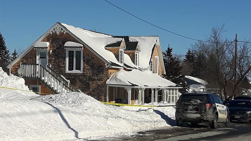 La police devant une grande maison.