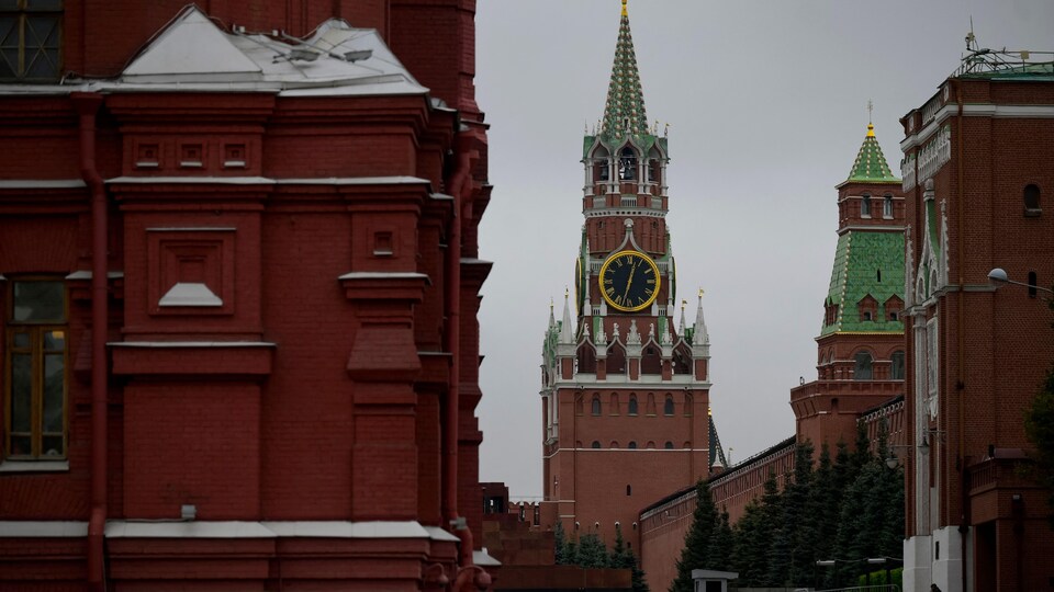 La tour Spasskaya surplombe la place Rouge du Kremlin. 