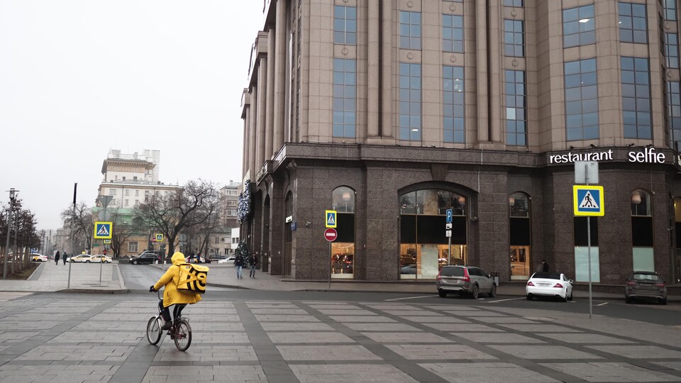 Un coursier à Moscou.