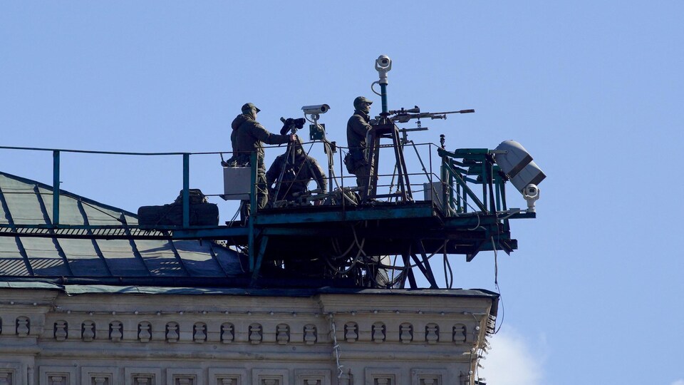 Des tireurs d'élite sur un toit à Moscou.