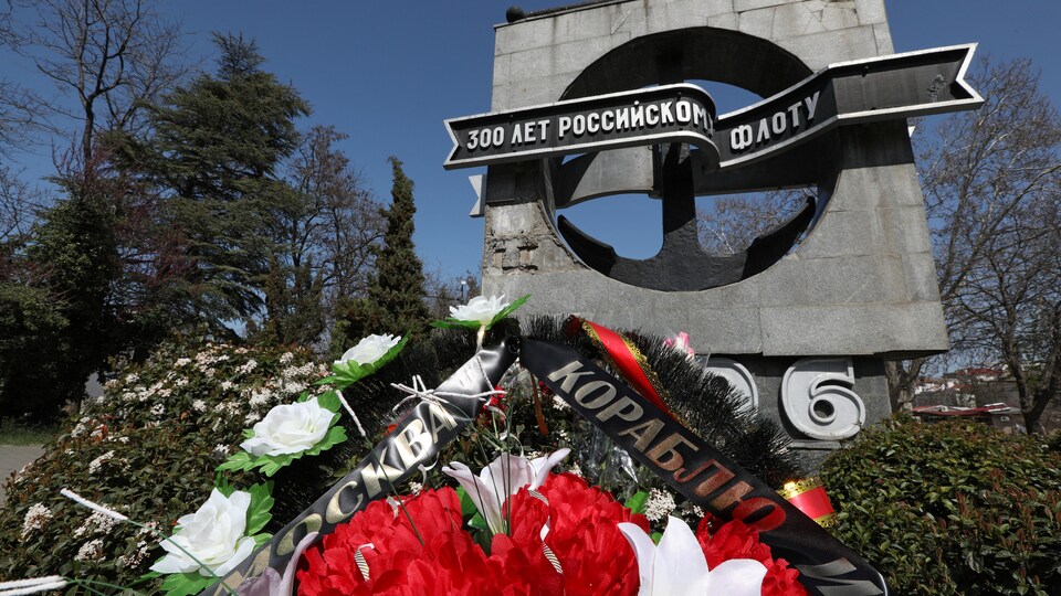 A wreath with a ribbon at a ceremony in Sevastopol.