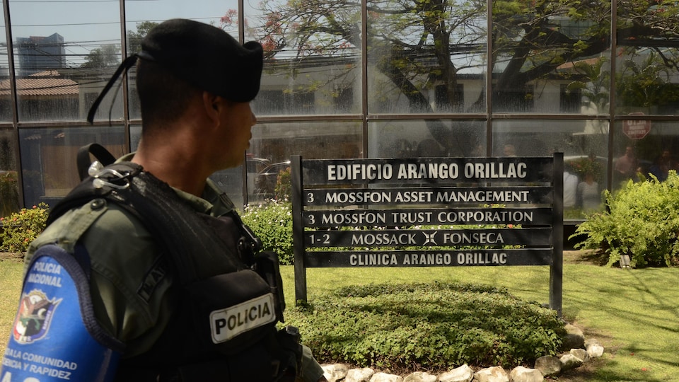 Un policier regarde les bureaux de Mossack Fonseca.