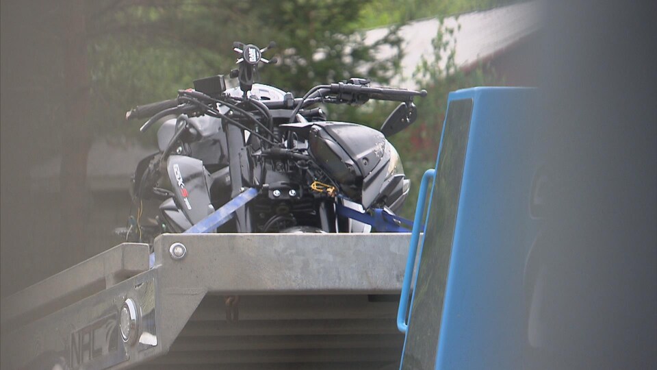 La moto sur la remorque.