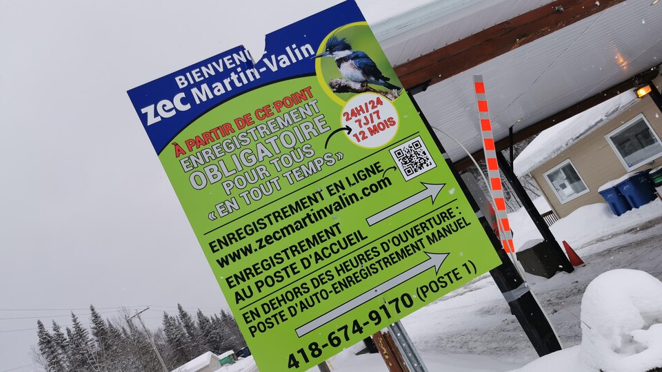 Une pancarte indiquant que toutes personnes voulant accéder à la ZEC Martin-Valin devront s'enregistrer.
