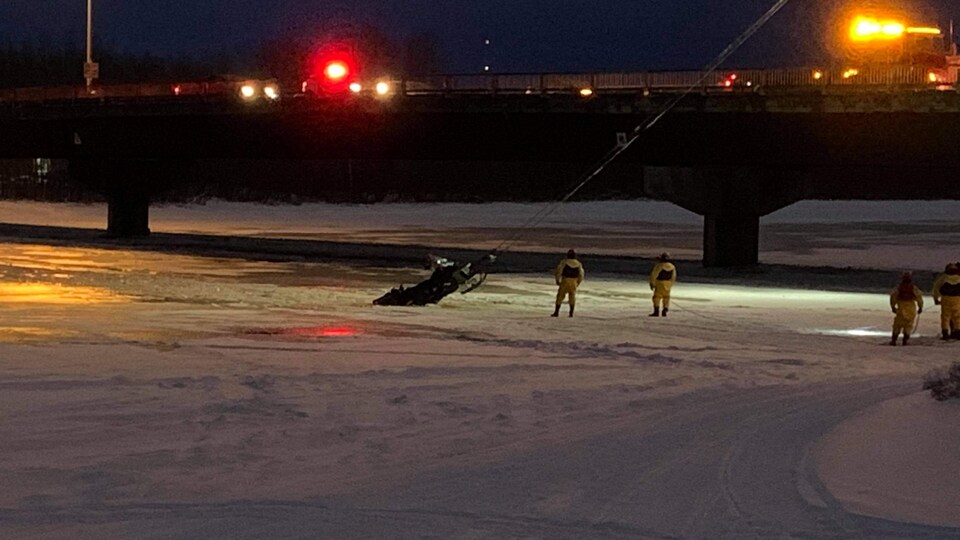 Les pompiers ont dû intervenir pour faire sortir la motoneige de l'eau.