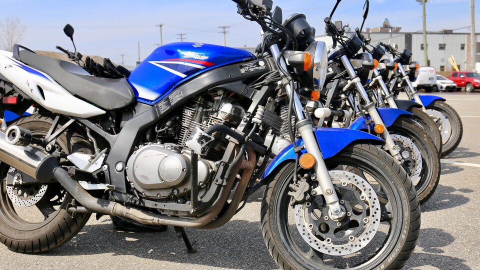 Des motos alignées dans le stationnement d’une école de conduite Tecnic