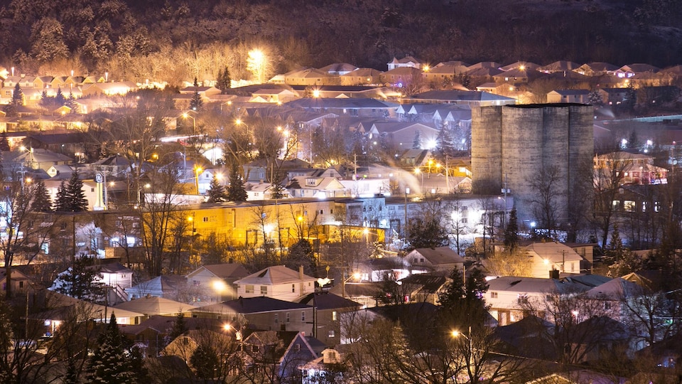 Des maisons ainsi qu'une ancienne usine de production facile un soir d'hiver