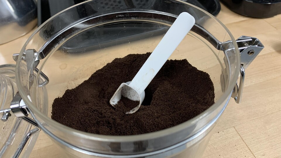 Du café moulu dans un pot en verre