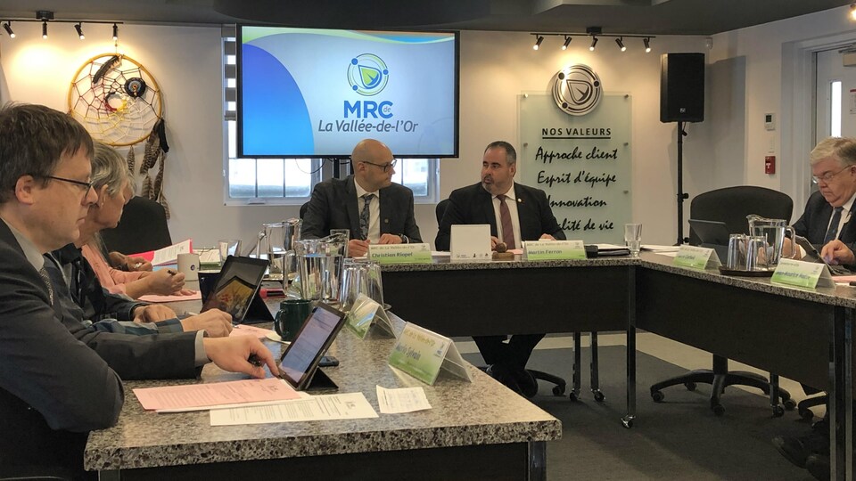 Des élus sont assis autour d'une table de conférence dans les locaux de la MRCVO.