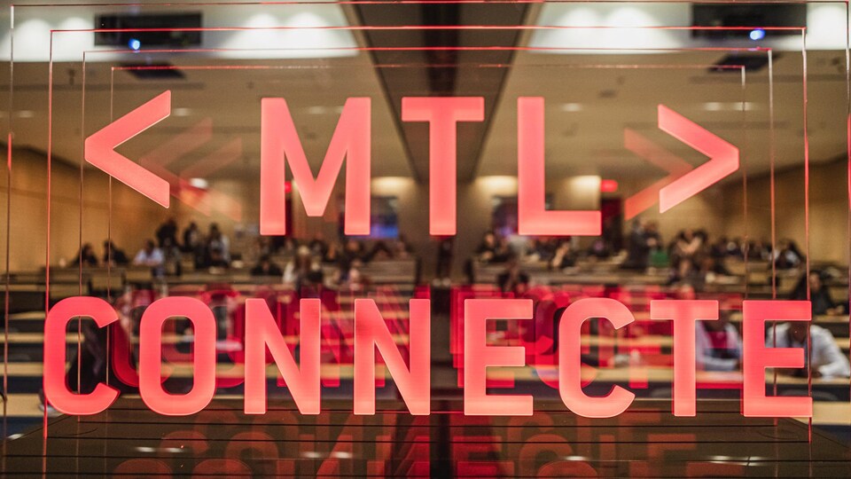 Le logo de MTL connecte devant une salle.